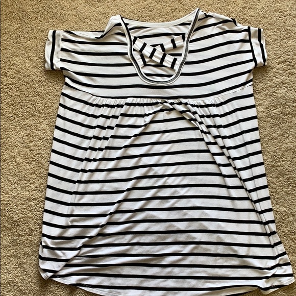 Black and white high low shirt ! EUC - Picture 2 of 2